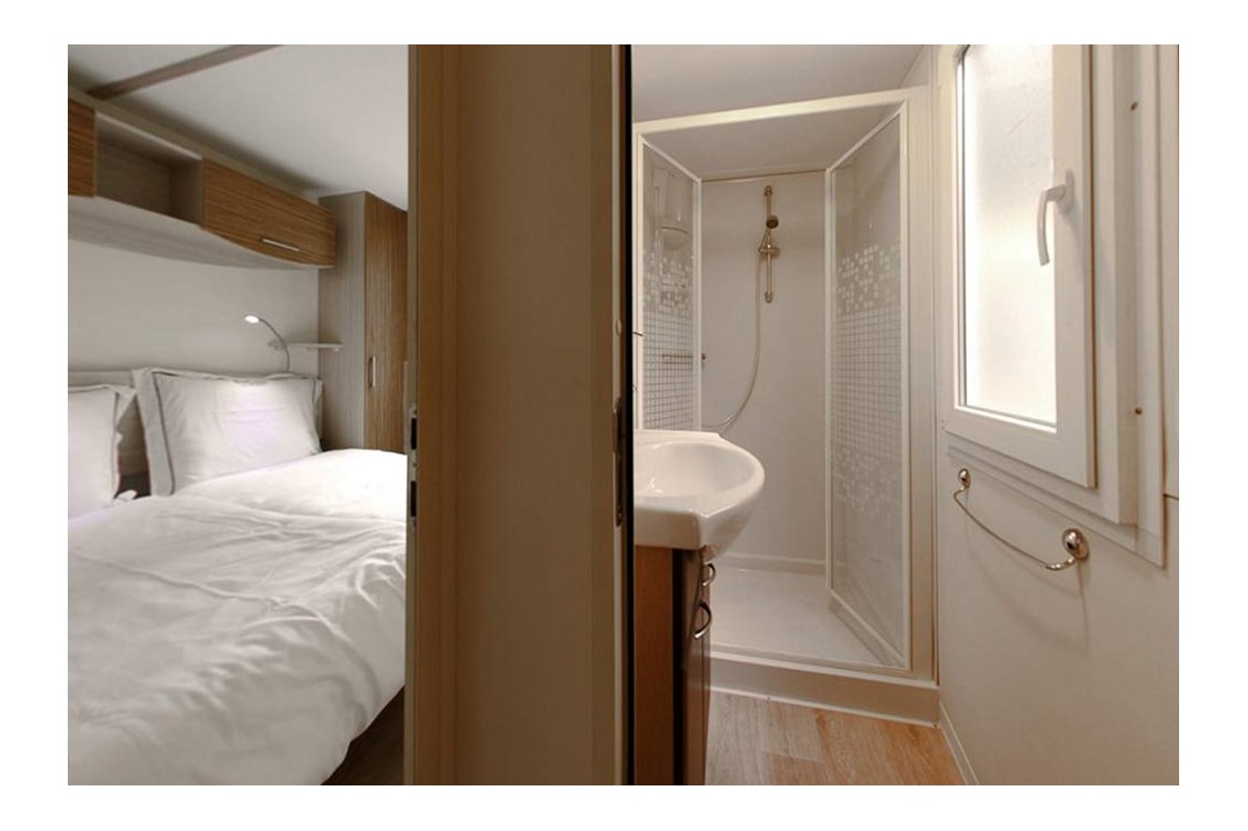 Glampingunterkunft: Schlafzimmer und Badezimmer - SunLodge Aspen von Suncamp auf Centro Vacanze Pra`delle Torri